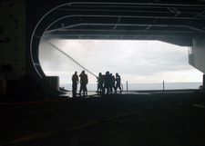 소방관이 격납고 3에서 화재 진압