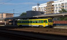 브라티슬라바 페트르잘카역에서 헝가리 헤제샬롬행 Os2809 열차로 출발을 기다리는 제르 쇼프론 에벤푸르트 철도(GySEV)의 기동차. 헝가리 국철(MÁV 스타트) 운행 열차로 라이카 경유로 운행 (2018년)