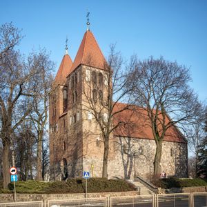 로마네스크 양식의 성모 마리아 바실리카. 12~13세기에 건축되었다.