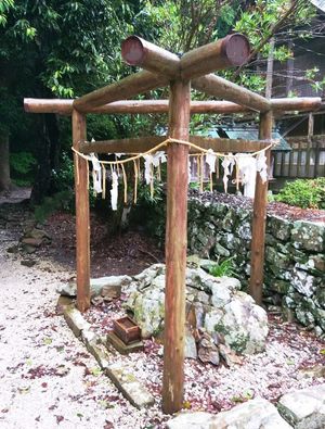 배전 옆의 산주토리이