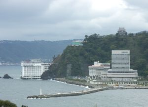 북쪽(시가지)에서 본 니시키가우라와 아타미성(오른쪽 위)