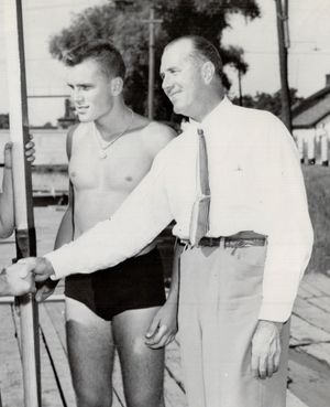 1945년 아들 존 B. 켈리 주니어와 함께 있는 켈리