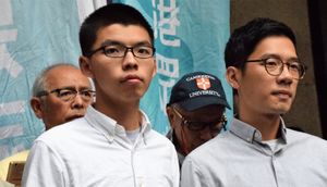 (왼쪽부터) 황지봉과 네이선 로, 2017년 10월 24일 최종 법원 앞에서 보석으로 풀려남