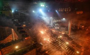 11월 18일 경찰의 진입을 막기 위해 캠퍼스 입구에 불을 지르는 시위대.