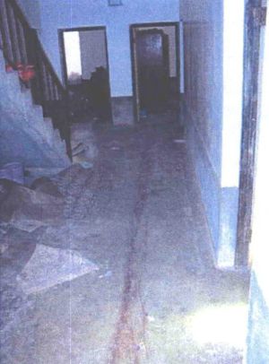 미 해병대에 의해 사망한 아이다 야신 아흐메드의 집. 아이다 야신 아흐메드와 그녀의 자매, 그리고 여섯 명의 자녀 중 다섯 명이 사망했다. 바닥에는 해병들이 시신을 집 밖으로 끌고 가면서 생긴 핏자국이 있다.