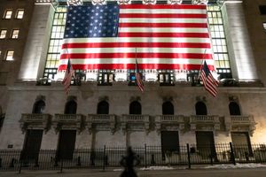 2019년 뉴욕 증권거래소 건물(아래)을 마주보고 있는 용감한 소녀