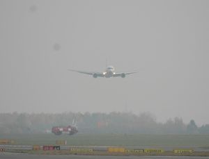 착륙 장치 없이 착륙 직전의 16편 항공기