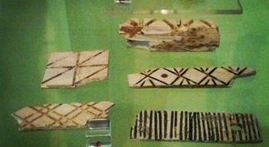 무덤에서 나온 상아 상감 조각