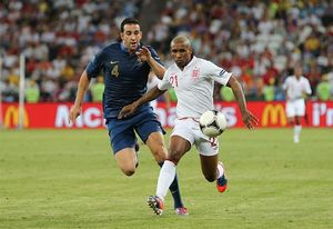 디포(오른쪽)가 UEFA 유로 2012에서 잉글랜드를 위해 뛰는 모습