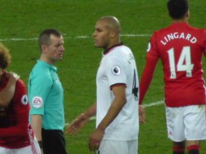 유네스 카불(흰색 유니폼)이 2017년 왓퍼드에서 뛰는 모습