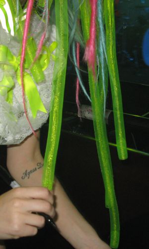 케를리의 팔에 새겨진 "Agnus Dei" 문신