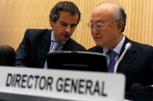  2011년 그로시와 전직 IAEA 사무총장 아마노 유키야.