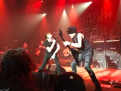 2019년 마이클 쉥커와 함께 노래하는 그레이엄 보넷