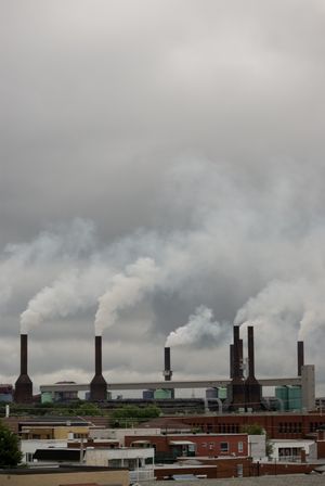 아파트 근처 공장에서 대량의 가스가 배출되고 있다.