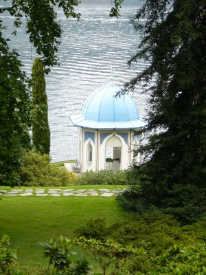 빌라 멜치: 고전주의 조각상으로 장식된 무어식 파빌리온