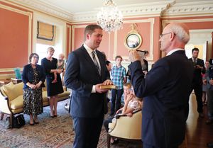 앤드루 쉬어, 당시 야당 대표, 2017년 리도 홀에서 추밀원 취임 선서를 하고 있다