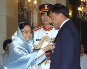 2008년 5월 10일 뉴델리의 라슈트라파티 바반에서 락슈미 니와스 미탈에게 파드마 비부샨 훈장을 수여하는 프라티바 데비싱 파틸 대통령