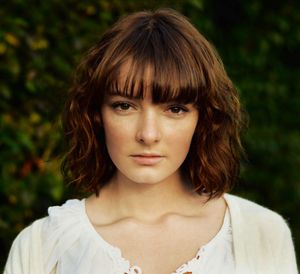 다코타 블루 리처즈는 세 번째 세대에서 프랭키 피츠제럴드 역을 맡았다.