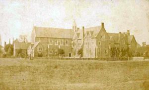 기념 아치 건설 이전의 1890년경 학교 전경