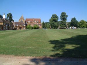 주 경기장(Main Field)의 전경, 왼쪽에 크리켓 파빌리온, 배경에 학교 예배당이 보임.