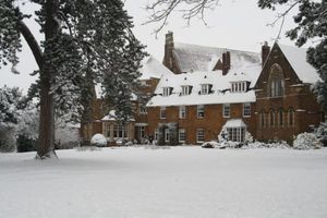 교장실 왼쪽, 마스터 다이닝 룸 중앙, 에거턴 도서관 오른쪽의 교장 잔디밭 풍경