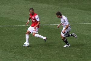 2011년 9월 아스날의 키어런 깁스를 수비하는 랑헬