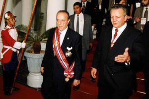 1995년 로페스 궁전에서 마누엘 프라가를 맞이하는 와스모시(오른쪽).