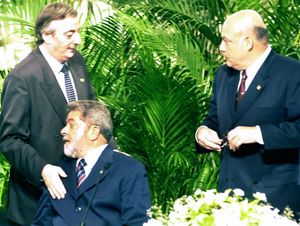 2003년 네스토르 키르치네르(왼쪽) 및 룰라 다 실바(앉은)와 함께 있는 곤살레스 마치(오른쪽)