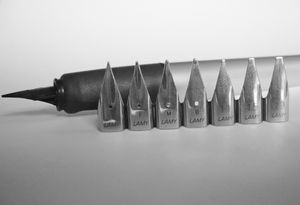 라미 넥스 만년필 앞에 놓인 라미 Z 50 닙