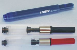 위에서 아래로: 파란색 라미 T 10 전용 잉크 카트리지와 Z 27 및 Z 28 잉크 컨버터