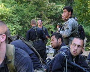 ROBIN SAGE 훈련 중 특전사 후보생이 역할 연기를 하는 게릴라 전사들과 함께 임무 전 리허설을 진행하고 있다.