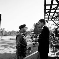 1961년10월 12일, 포트 브래그에서 특수 부대 사령관 윌리엄 P. 야보로 준장(왼쪽)과 만나는 케네디 대통령(오른쪽)