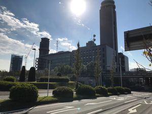 행동대가 나타난 현재의 히가시 나리타역 출구 부근. 사진 왼쪽 뒤편에서는 사건의 무대가 된 구 관제탑을 대신할 '램프 센트럴 타워' 건설이 진행 중이다. (2019년)