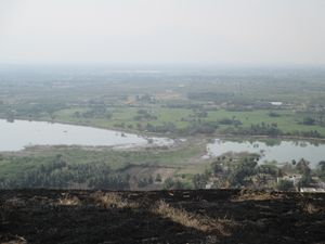 딘디굴 요새에서 바라본 호수와 논의 모습