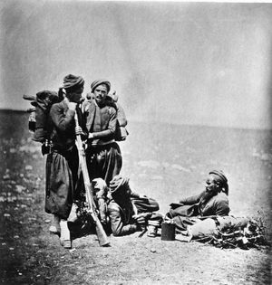 크림 전쟁(1854–1856) 동안 카메라 앞에서 포즈를 취한 프랑스 육군 주아브병 4명