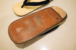 }}를 교체할 수 있는 덮개 (뒤쪽 덮개는 눈에 잘 띄지 않음)