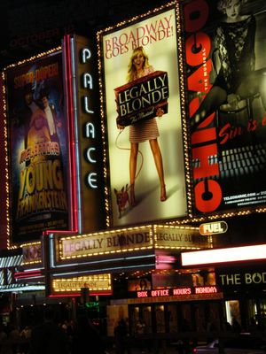 팰리스 극장에서 공연하는 금발이 너무해