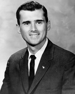 채피의 우주비행사 선발 초상화. 왼쪽 옷깃에 있는 NASA 휘장을 보세요.