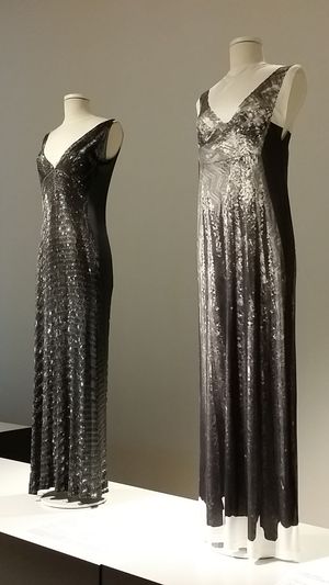 메종 마르탱 마르지엘라의 Trompe-l'œil 프린트 저지 드레스, 1996년 봄/여름 (왼쪽) 및 2012년 H&M 재발행 (오른쪽)