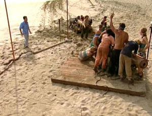 부족들은 보상이나 면역을 얻기 위해 정신적, 신체적 도전을 모두 수행하며 자주 경쟁한다. 이는 생존자: 펄 아일랜드의 첫 번째 에피소드에서 대포를 끌어당기는 경주와 같다.