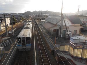 홈과 역, 교행 대기 중인 보통 열차(2014년 2월)