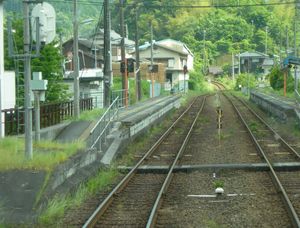 승강장 (2번 승강장 쪽 선로(오른쪽)가 일선 스루로 되어 있다)