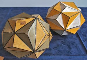 황철석 결정 모형의 이중 위치