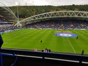 배경에 킬너 뱅크가 있는 이스트 스탠드