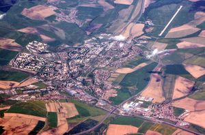 공항이 보이는 도시의 전경