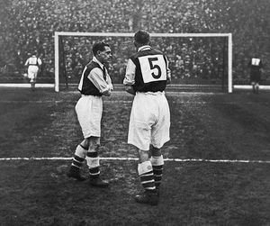 1933년 FC 비엔나와의 친선 경기에서 번호가 매겨진 유니폼을 입은 아스날. 1928년 아스날과 셰필드 웬즈데이 경기에서 처음 등장했지만, 1939년까지 공식화되지 않았다.