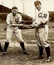 1916년 왼쪽 소매에 번호가 있는 유니폼을 입은 클리블랜드 인디언스 선수들. 인디언스는 MLB에서 번호가 있는 유니폼을 처음 도입한 팀이다.