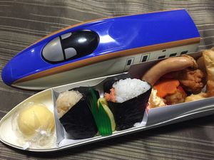 E7계 신칸센을 본떠 디자인된 장식용 상자에 담긴 "에키벤"