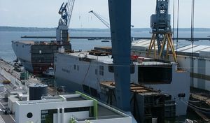 브레스트에서 건조 중인 "미스트랄". 선체를 여러 블록으로 나눈 분할 건조 방식으로 건조되고 있음을 알 수 있다.