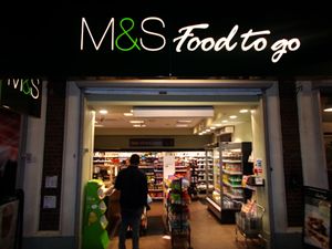 런던 서튼 역의 M&S 푸드 투 고 매장